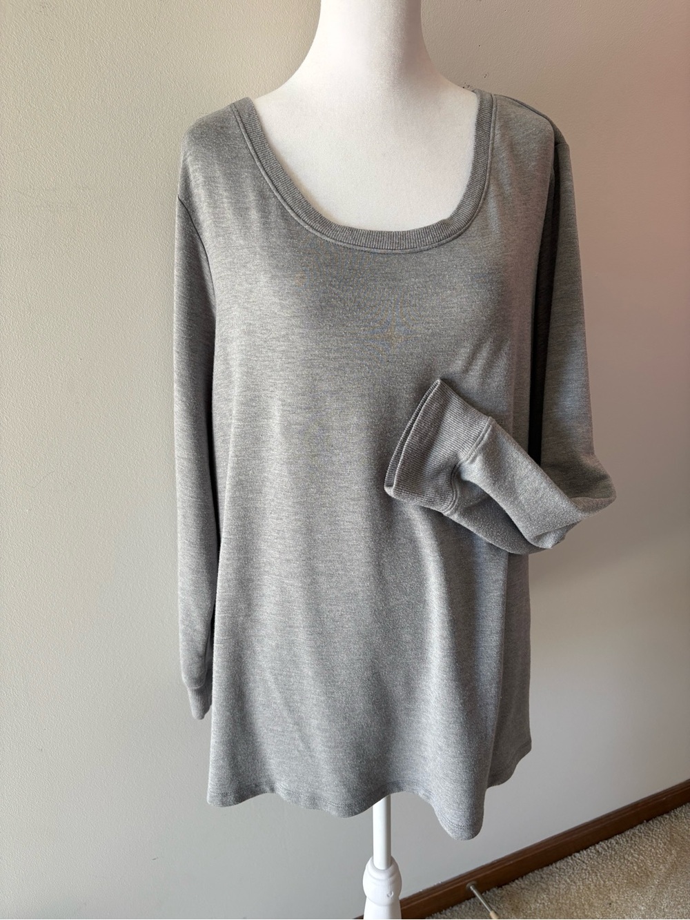 Plus Size 1X Woman’s Light Gray Scoop Neck Long Sleeve Sweatshirt Workout Top